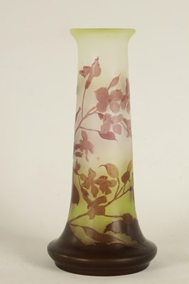 Lot 11 - EMILE GALLE.  AN EARLY 20TH CENTURY CAMEO GLASS TAPERING FOOTED VASE