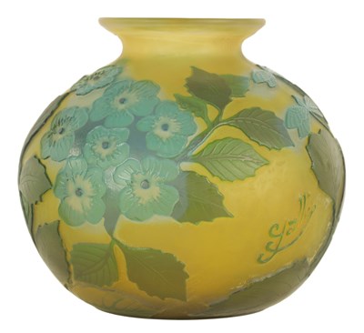 Lot 12 - EMILE GALLE. AN EARLY 20TH CENTURY GLOBULAR CAMEO GLASS VASE