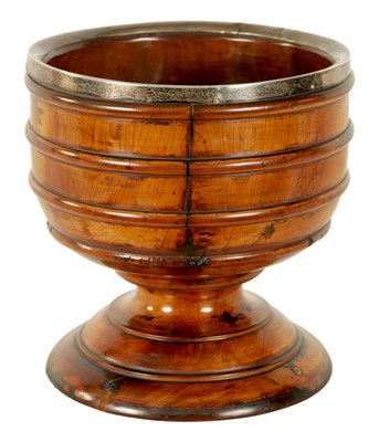 Lot 569 - AN 18TH CENTURY TURNED YEW WOOD WASSAIL BOWL