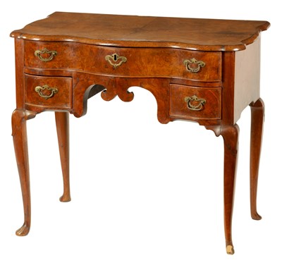 Lot 924 - AN EARLY 18TH CENTURY FIGURED WALNUT SERPENTINE FRONTED LOWBOY / SIDE TABLE