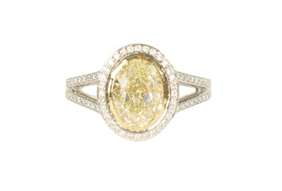 Lot 231 - A LADIES 18CT WHITE GOLD 2.5CT FANCY LIGHT YELLOW OVAL SOLITAIRE DIAMOND RING