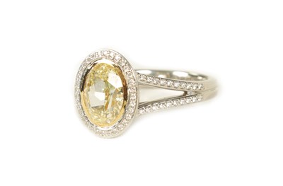 Lot 231 - A LADIES 18CT WHITE GOLD 2.5CT FANCY LIGHT YELLOW OVAL SOLITAIRE DIAMOND RING