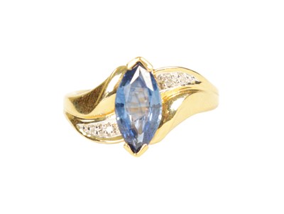 Lot 241 - A LADIES 18CT YELLOW GOLD SAPPHIRE AND DIAMOND RING