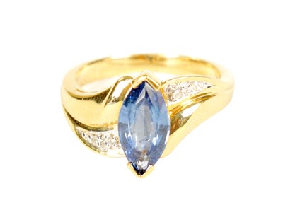 Lot 241 - A LADIES 18CT YELLOW GOLD SAPPHIRE AND DIAMOND RING