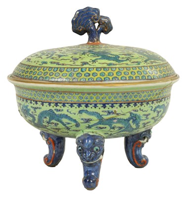 Lot 109 - AN 18TH CENTURY CHINESE FOOTED BOWL AND COVER