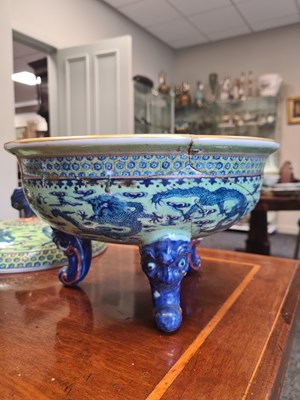 Lot 109 - AN 18TH CENTURY CHINESE FOOTED BOWL AND COVER