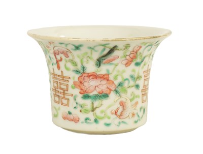 Lot 79 - AN EARLY 19TH CENTURY CHINESE FAMILLE ROSE BOWL