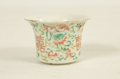 Lot 133 - AN EARLY 19TH CENTURY CHINESE FAMILLE ROSE BOWL