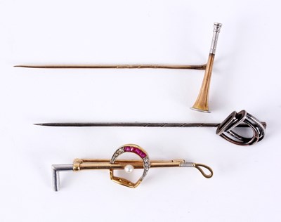 Lot 198 - A 14CT GOLD BROOCH modelled as a riding crop...