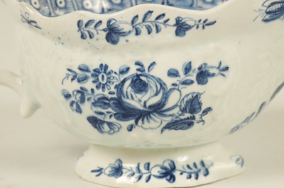 Lot 1009 - AN 18TH-CENTURY BOW PORCELAIN SAUCE BOAT