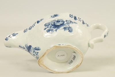 Lot 1009 - AN 18TH-CENTURY BOW PORCELAIN SAUCE BOAT