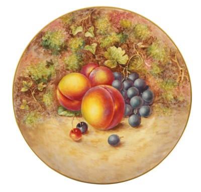 Lot 37 - A FRUIT ROYAL WORCESTER GILT EDGED CABINET PLATE PAINTED BY FREEMAN
