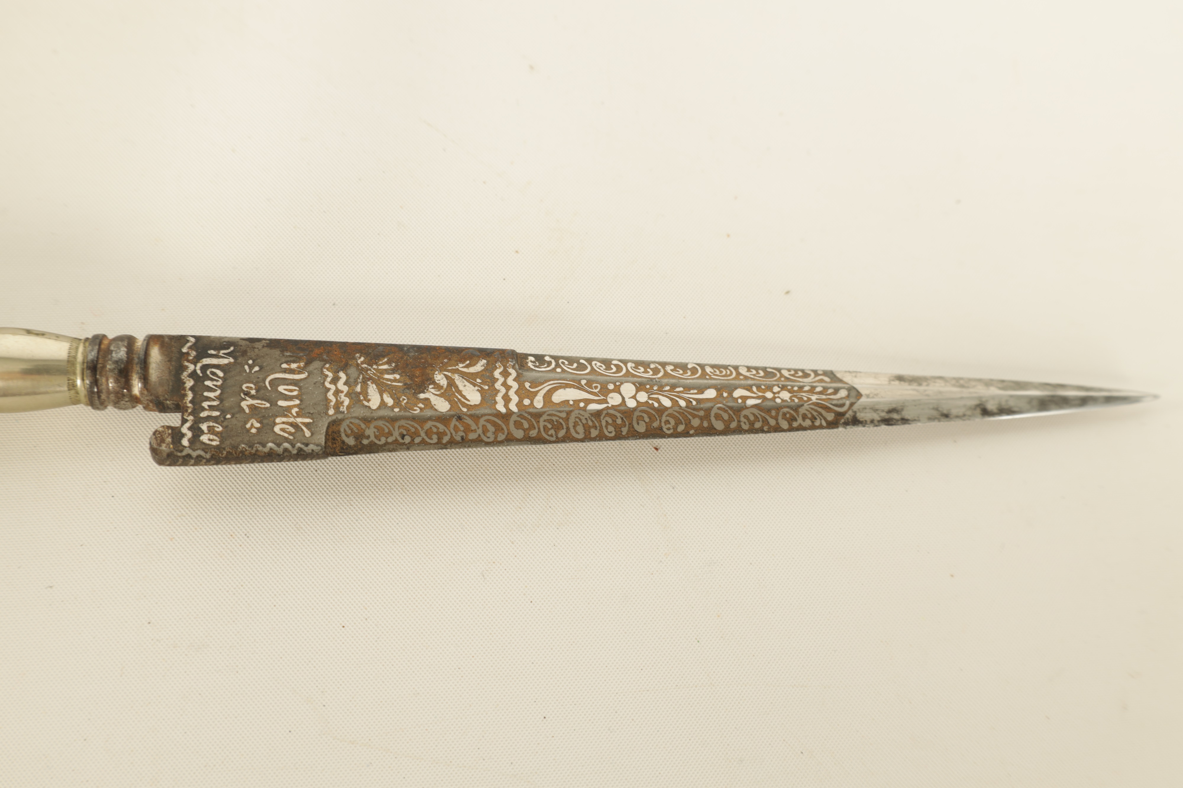 Lot 381 - AN 18TH CENTURY ITALIAN VENDETTA DAGGER