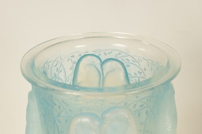 Lot 15 - AN R LALIQUE FRANCE OPALESCENT AND BLUE STAINED GLASS “CEYLAN” VASE