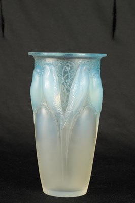 Lot 15 - AN R LALIQUE FRANCE OPALESCENT AND BLUE STAINED GLASS “CEYLAN” VASE