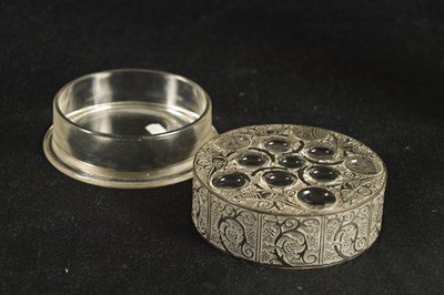 Lot 22 - A 1920’S RENE LALIQUE OPALESCENT AND BLACK ENAMEL EDGED GLASS  ‘ROGER’ POWDER BOX AND COVER