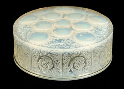 Lot 23 - AN R LALIQUE OPALESCENT GLASS ‘ROGER’ POWDER BOX AND COVER