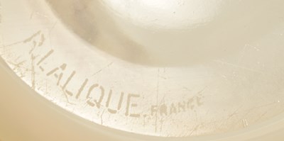 Lot 24 - AN R LALIQUE FRANCE OPALESCENT GLASS ‘PIRIAC’ VASE