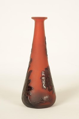 Lot 14 - EMILE GALLE. A SMALL TWO COLOUR TAPERING CAMEO GLASS SPECIMEN VASE