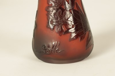 Lot 14 - EMILE GALLE. A SMALL TWO COLOUR TAPERING CAMEO GLASS SPECIMEN VASE