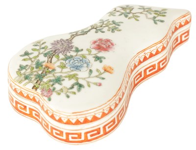 Lot 185 - A CHINESE FAMILLE ROSE PORCELAIN BOX AND COVER