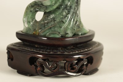 Lot 147 - A 19TH/20TH CENTURY CHINESE CARVED RUSSET JADE FIGURE OF A GEISHA