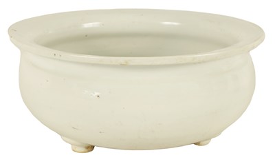 Lot 1097 - AN 18TH CENTURY CHINESE TERRACOTTA SLIP GLAZED FOOTED BOWL