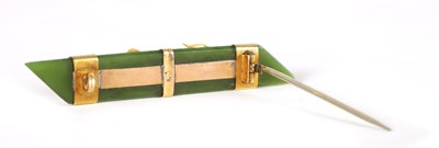 Lot 235 - AN EARLY 20TH CENTURY GOLD METAL MOUNTED JADE TIE PIN