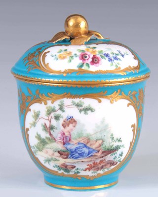 Lot 46 - A FINE 18TH/19TH CENTURY SEVRES PORCELAIN BOWL AND COVER