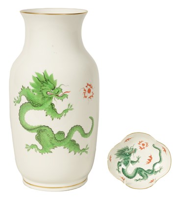 Lot 151 - AN EARLY 20TH CENTURY MEISSEN DRAGON VASE AND PIN TRAY