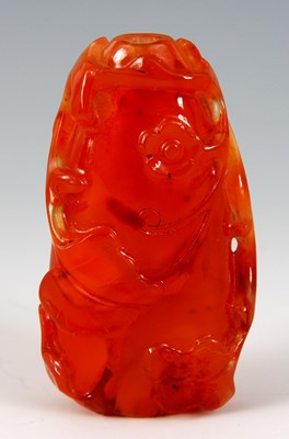 Lot 112 - AN ANTIQUE CHINESE AGATE SNUFF BOTTLE in the...