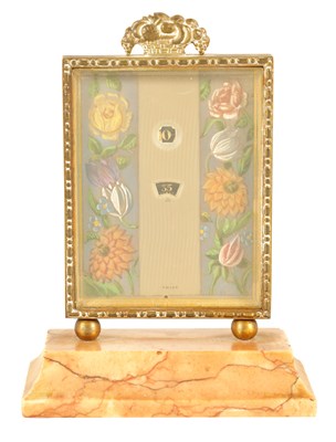 Lot 1032 - A SMALL VINTAGE SWISS ORMOLU AND PINK MARBLE DESK CLOCK