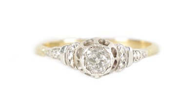 Lot 274 - A LADIES 18CT GOLD AND PLATINUM DIAMOND SOLITAIRE RING