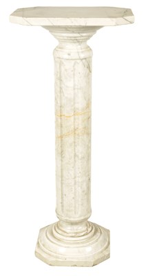 Lot 733 - AN EARLY 20TH CENTURY VEINED MARBLE REEDED COLUMN PEDESTAL