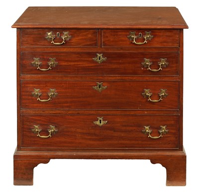 Lot 664 - A GOOD GEORGE III MAHOGANY CHEST OF DRAWERS OF SMALL SIZE