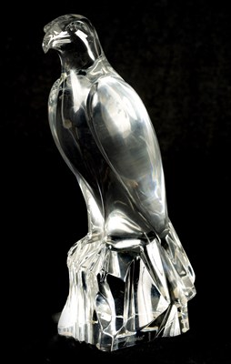 Lot 23 - A 20TH CENTURY BACCARAT CLEAR GLASS SCULPTURE FORMED AS A FALCON