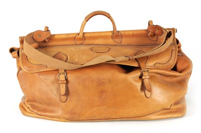 Lot 736 - A VERY GOOD QUALITY LARGE TAN LEATHER GLADSTONE STYLE BAG