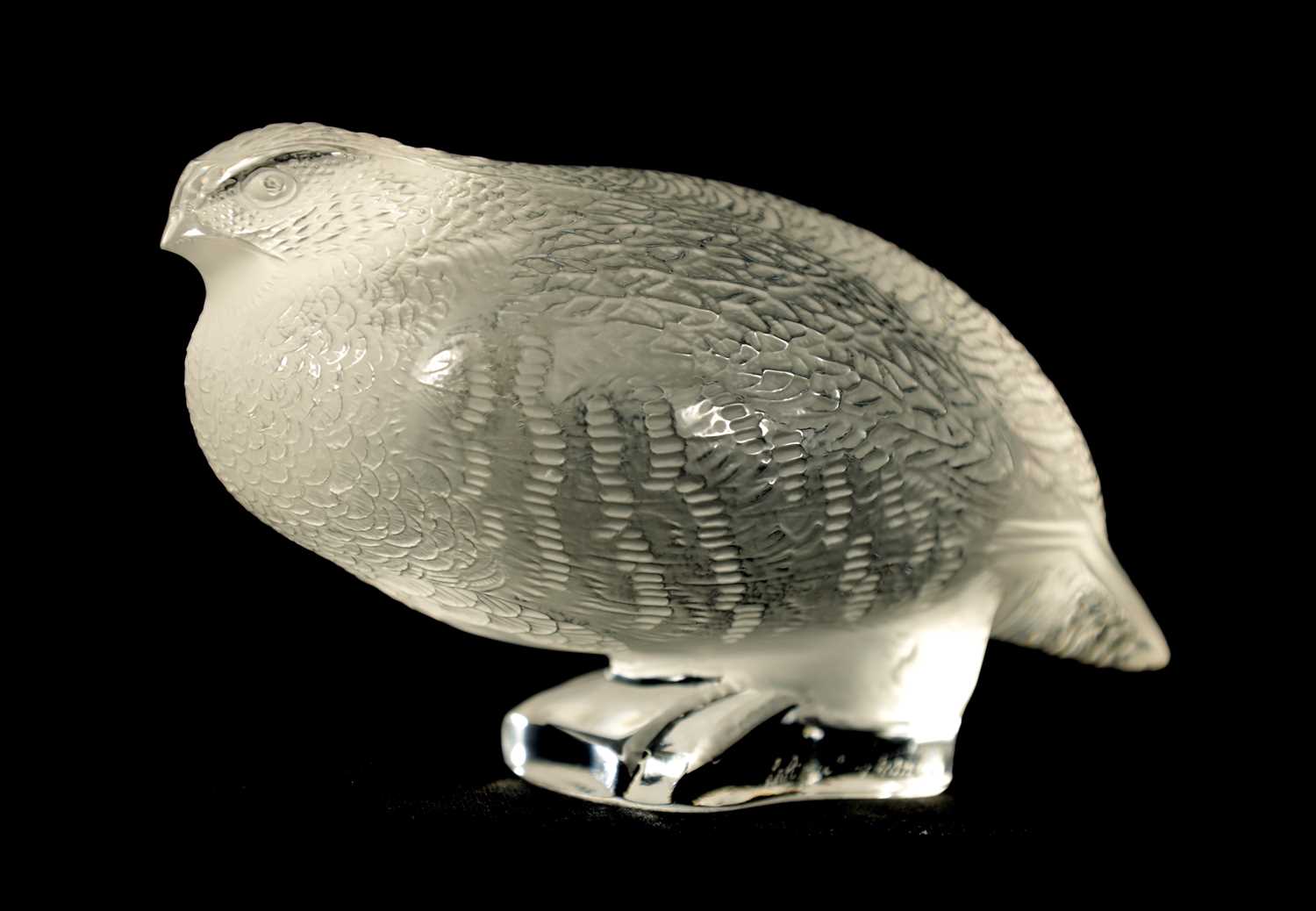 Lot 22 - A LALIQUE FRANCE FROSTED GLASS BIRD SCULPTURE