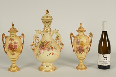 Lot 77 - AN ORNATE ROYAL WORCESTER GILT AND IVORY GROUND SCROLLED TWO-HANDLED CABINET VASE AND COVER