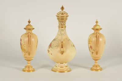 Lot 77 - AN ORNATE ROYAL WORCESTER GILT AND IVORY GROUND SCROLLED TWO-HANDLED CABINET VASE AND COVER