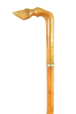 Lot 664 - AN EARLY 20TH CENTURY RHINOCEROS HORN HANDLED WALKING STICK