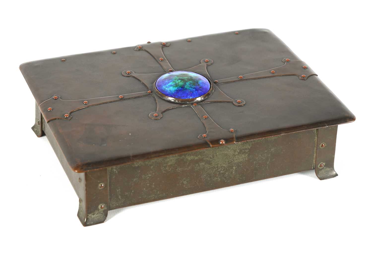 Lot 534 - AN EARLY 20TH CENTURY ARTS AND CRAFTS PLANISHED COPPER CIGAR BOX