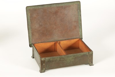 Lot 534 - AN EARLY 20TH CENTURY ARTS AND CRAFTS PLANISHED COPPER CIGAR BOX