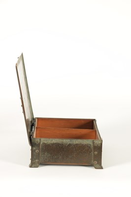 Lot 534 - AN EARLY 20TH CENTURY ARTS AND CRAFTS PLANISHED COPPER CIGAR BOX