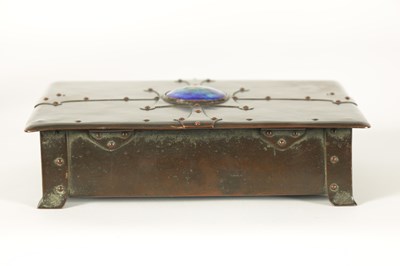 Lot 534 - AN EARLY 20TH CENTURY ARTS AND CRAFTS PLANISHED COPPER CIGAR BOX