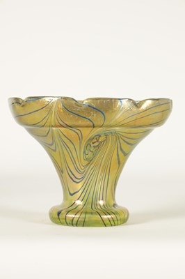 Lot 26 - AN EARLY 20TH-CENTURY IRIDESCENT GLASS FRITZ HECKERT ‘CHANGEANT’ VASE BY OTTO THAMM