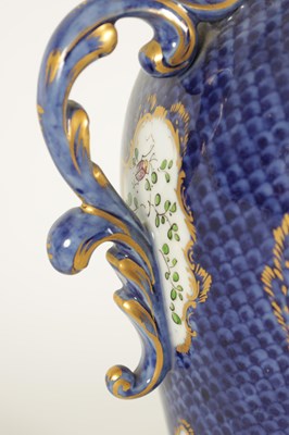 Lot 58 - A LATE 19TH CENTURY FIRST PERIOD WORCESTER TYPE TWO-HANDLED SHOULDERED VASE AND COVER - PROBABLY SAMSON