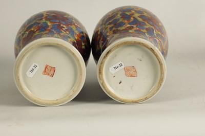 Lot 138 - A PAIR OF CHINESE KANGXI PERIOD INVERTED BALUSTER VASES AND COVERS