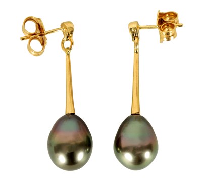 Lot 305 - A LARGE PAIR OF 18CT GOLD AND BLACK PEARL DROP EARRINGS