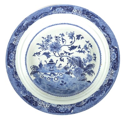 Lot 237 - AN 18TH/19TH CENTURY CHINESE BLUE AND WHITE LARGE SHALLOW DISH